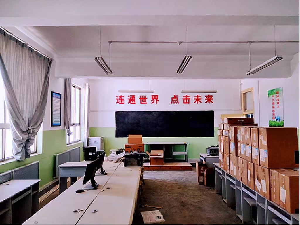 1662598526911657X52B.jpg 2古城初级中学教室。当地校长、老师们积极寻找着改善教育情况的机会.jpg