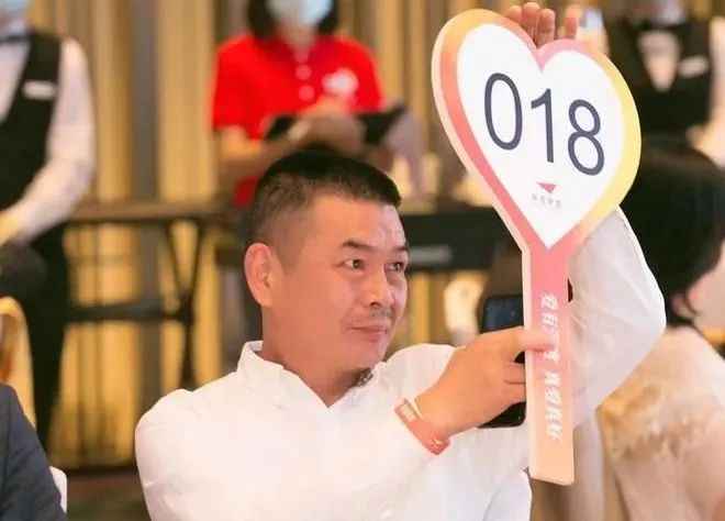 1662598674552182WfYs.jpg 4分享·爱慈善晚宴上,侯军呈董事长代表珀莱雅捐赠140万元用于2所“爱在边疆国门学校”建设.jpg