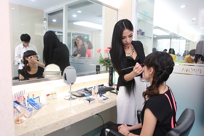 1475045771685383sG13.jpg 珀莱雅科技研发创新中心参观现场彩妆体验.JPG